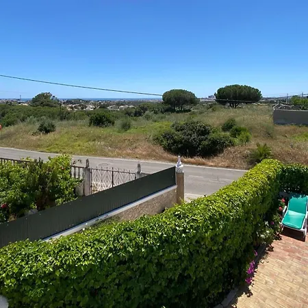 Vivenda Silvestre Family House * אלבופיירה